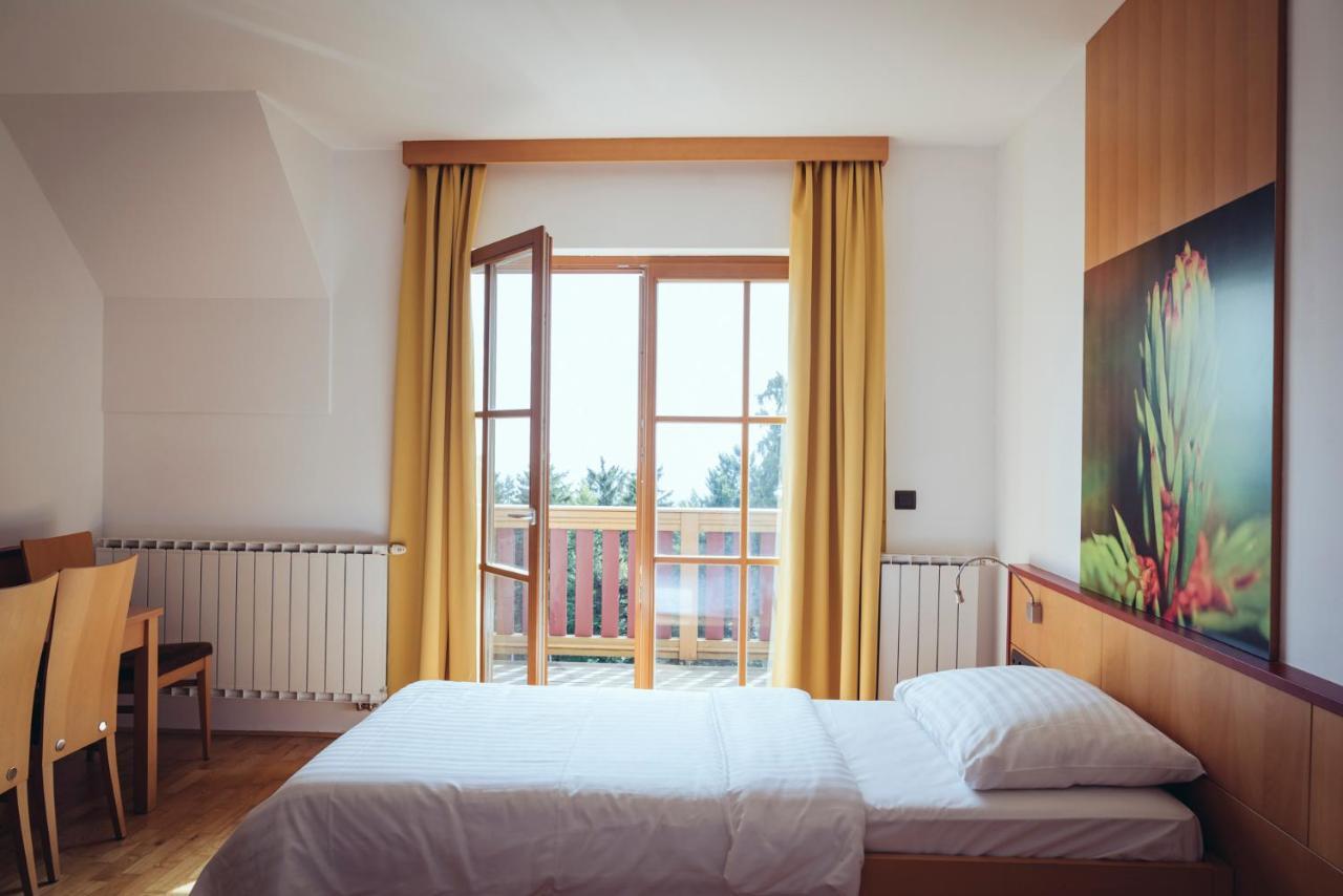 Pohorje Village Wellbeing Resort - Forest Hotel Videc Hocko Pohorje Bagian luar foto